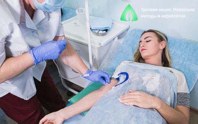 Девушке поставили капельницу