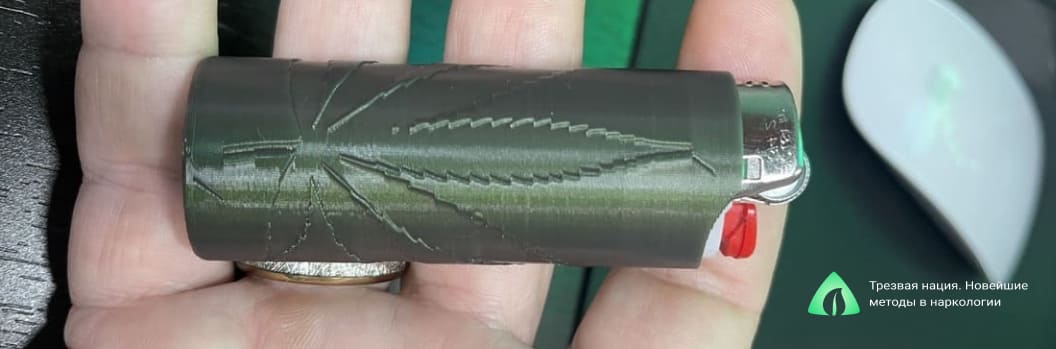Зажигалка в ладони